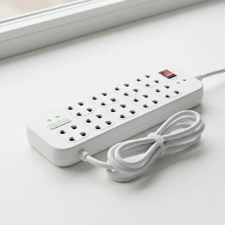 Nowoczesna listwa antyprzepięciowa z filtrem do sprzętu RTV ustawiona przy telewizorze i konsoli, pokazująca sposób ochrony urządzeń przed przepięciami