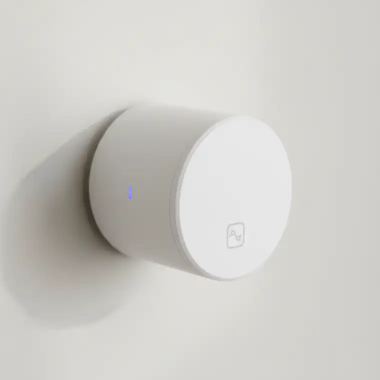 Widok małej kuchni w kawalerce 30 m2 z lodówką podłączoną do gniazdka smart, ilustrujący ile prądu zużywa lodówka miesięcznie