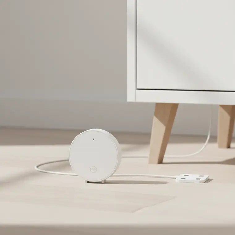 Widok kuchni z meblami na nóżkach i czujnikami zalania rozmieszczonymi przy zmywarce i zlewie, pokazujący prawidłowy montaż