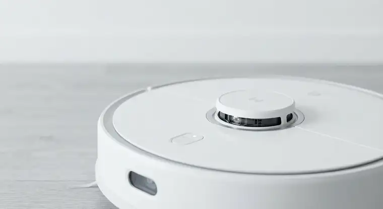 Nowoczesny robot sprzątający z nawigacją laserową i stacją dokującą w salonie - najlepszy wybór do mieszkania w 2026 roku