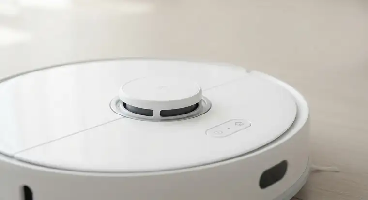 Robot sprzątający Mova P10 Pro Ultra z laserową nawigacją i stacją dokującą do odkurzania oraz mopowania w nowoczesnym wnętrzu